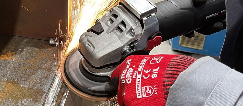 Bild på person som slipar en svetsfog med vinkelslipmaskin varilex 1100